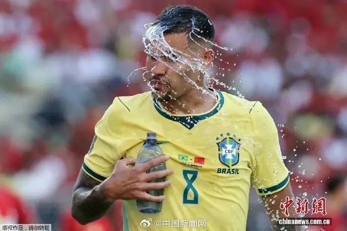 世界杯为了等广告播完	，让球员多站了40秒才恢复比赛，“强制补水”遭吐槽