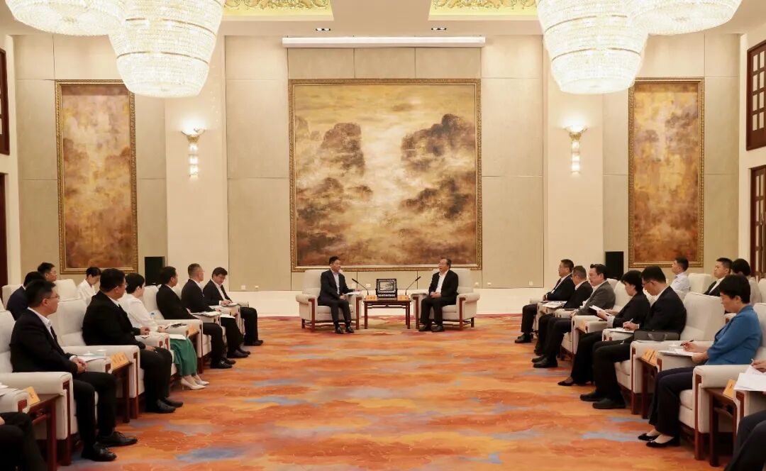苏州市委书记范波、市长王维会见刘强东